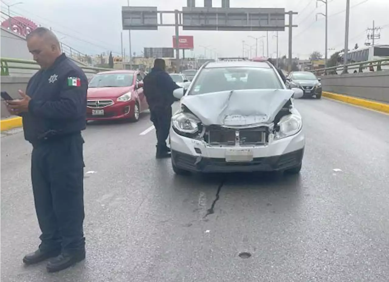 Mujer se confunde e impacta por alcance a patrulla estacionada en periférico LEA de Saltillo