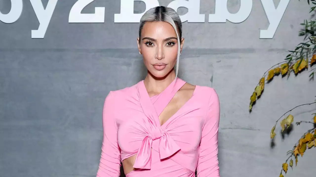 Kim Kardashian eleva el estilo Barbiecore en otoño 2022 con un vestido que vas a querer