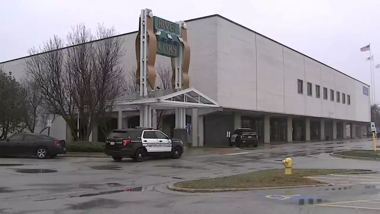 Security guard shot multiple times at River Oaks Mall in Calumet City dies; suspects at large