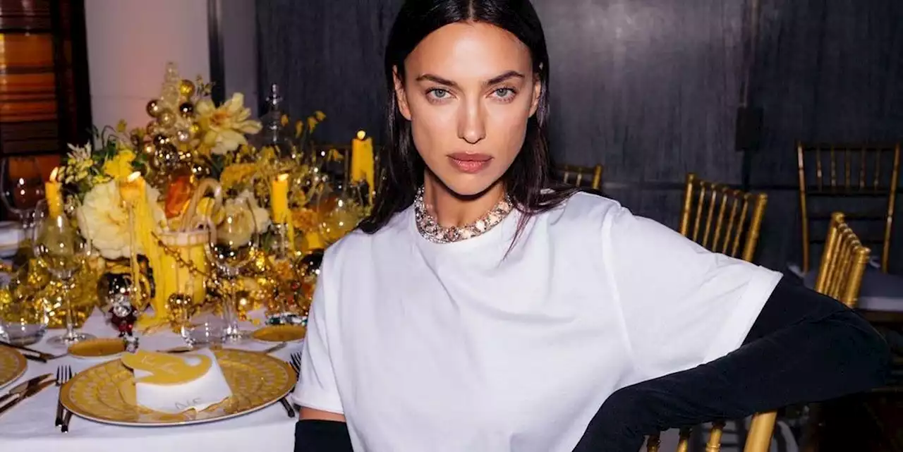 Come indossare la T-shirt bianca con il look da sera secondo Irina Shayk