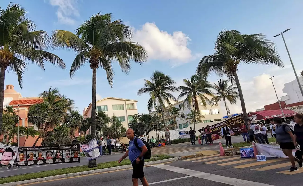 Madres buscadoras bloquean bulevar en zona turística de Cancún; demandan destitución del Fiscal de Quintana Roo