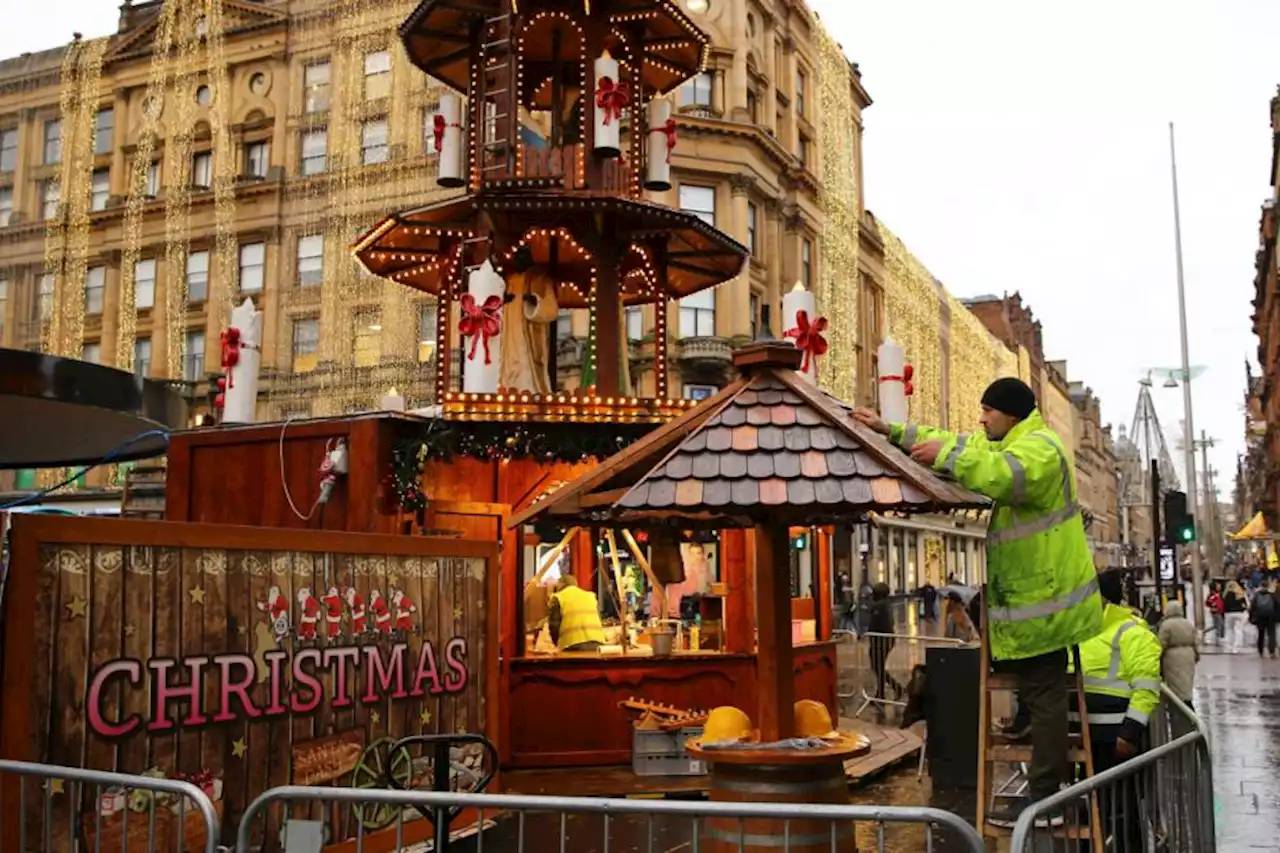 Finishing touches put on Christmas Fair @ St Enoch Square ahead of opening