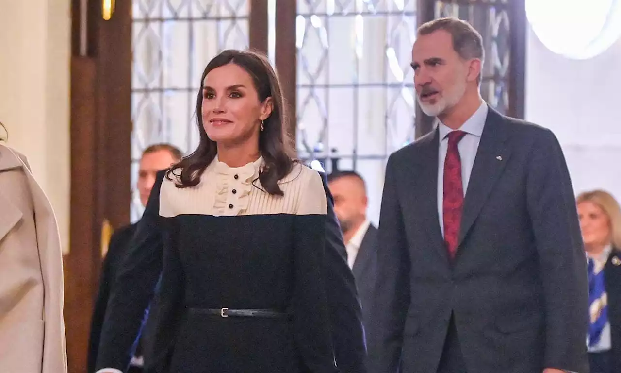 Doña Letizia estrena un favorecedor mono victoriano de pantalón 'culotte'