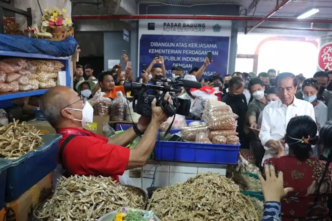 Jokowi Blusukan ke Pasar Badung Bali, Lalu Melakukan Hal Ini