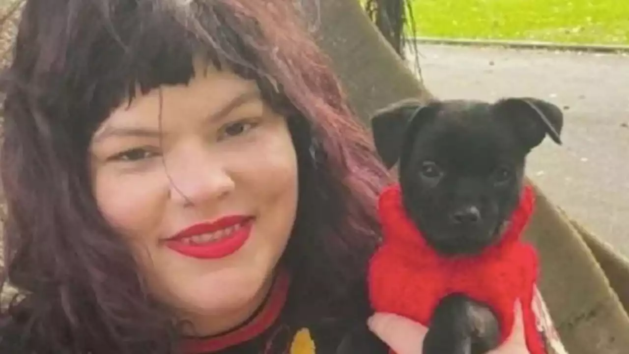 Mujer exige derechos de maternidad para cuidar a su mascota