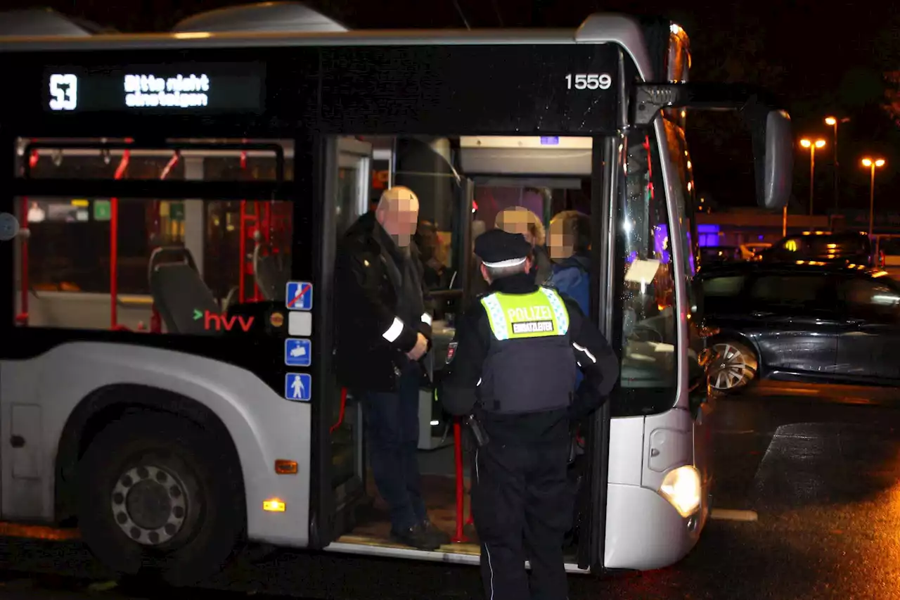 Fahrgast verhindert Taschendiebstahl in Bus – acht Verletzte