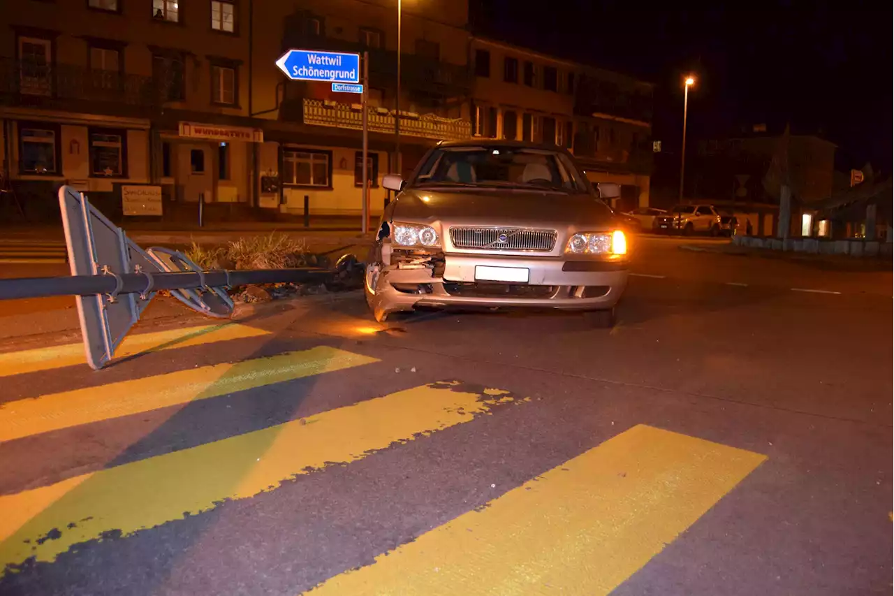 Waldstatt AR: Autofahrer (54) kollidiert mit Strassenbeleuchtung – niemand verletzt