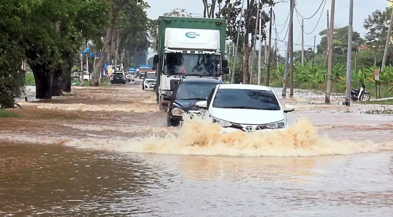 Floods: Selangor residents take to social media as water levels rise