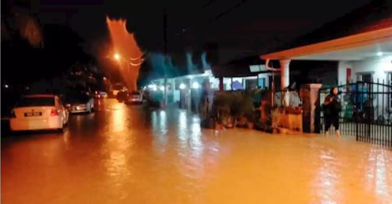 Flash floods strike several areas in Klang Valley