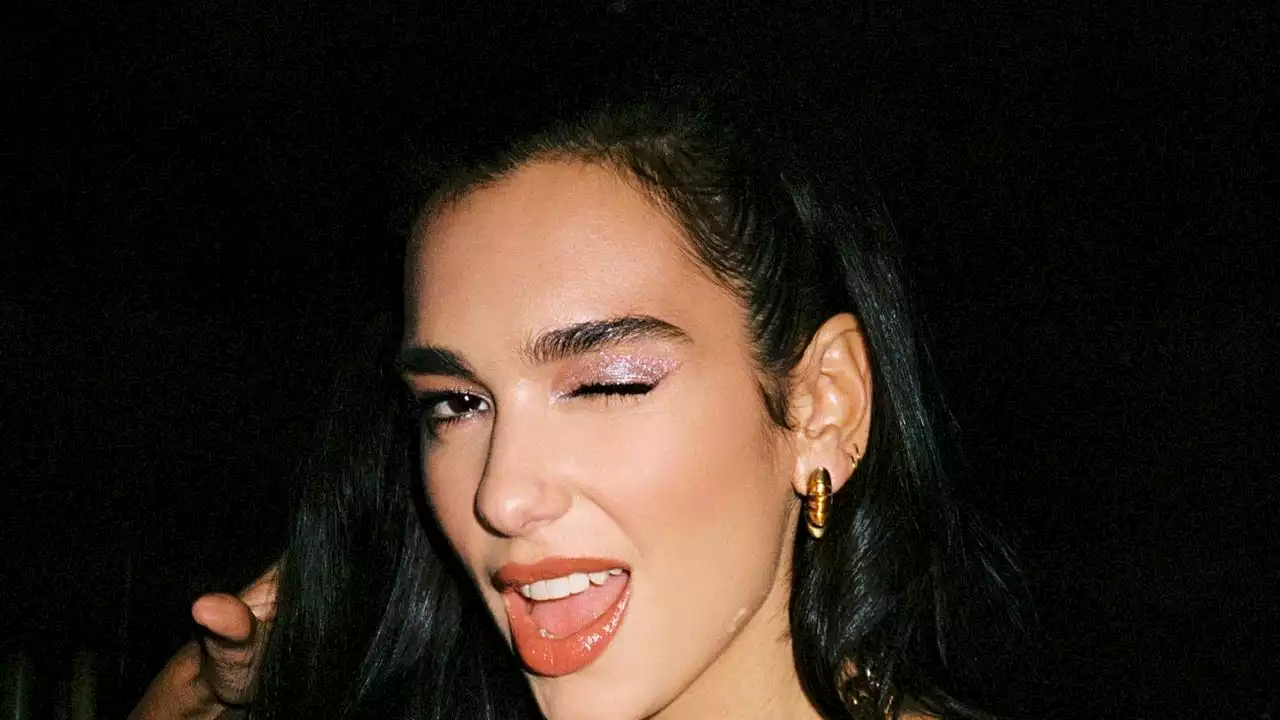 ¡Larga vida a la minifalda! Dua Lipa sorprende con esta prenda de mezclilla y botas rojas