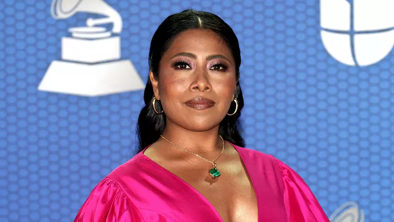 Yalitza Aparicio brilla con un vestido bohemio y zapatos que estilizan la figura