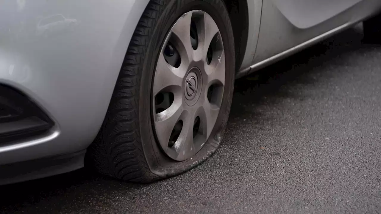 Mehr als 50 Reifen von Pflegedienstautos in Düsseldorf zerstochen