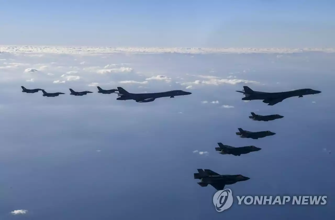 美, 전략폭격기 B-1B 北 코앞서 신속급유훈련 공개…대북경고 | 연합뉴스