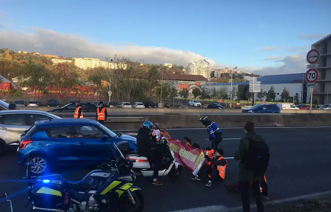 Des militants écologistes bloquent des routes à Paris, Lyon et Toulouse