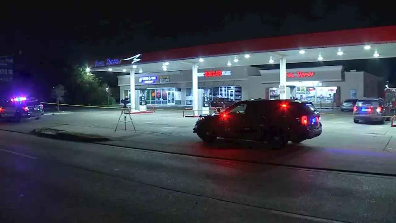 2 men shot and killed at close range outside SW Houston convenience store, HPD says