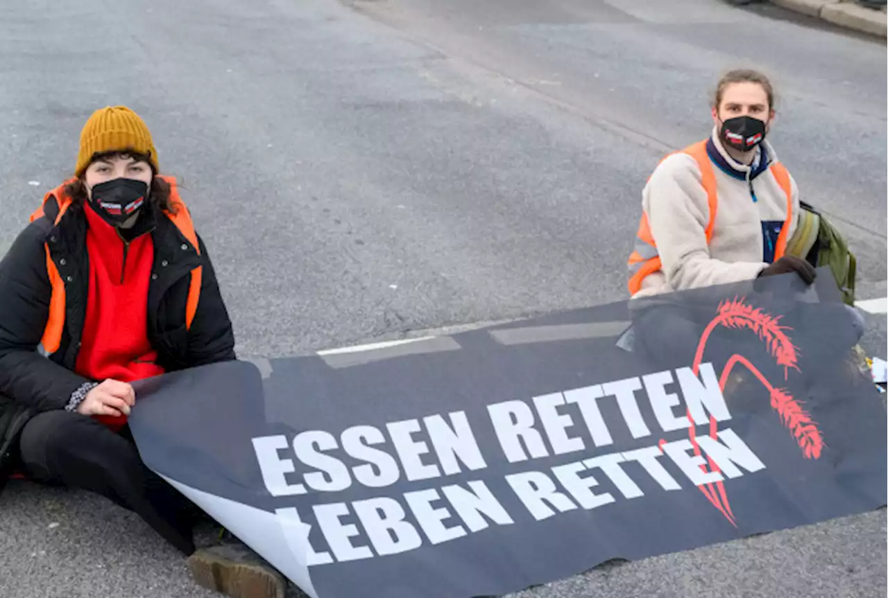 Klimaaktivisten blockieren Autobahn zum Berliner Flughafen