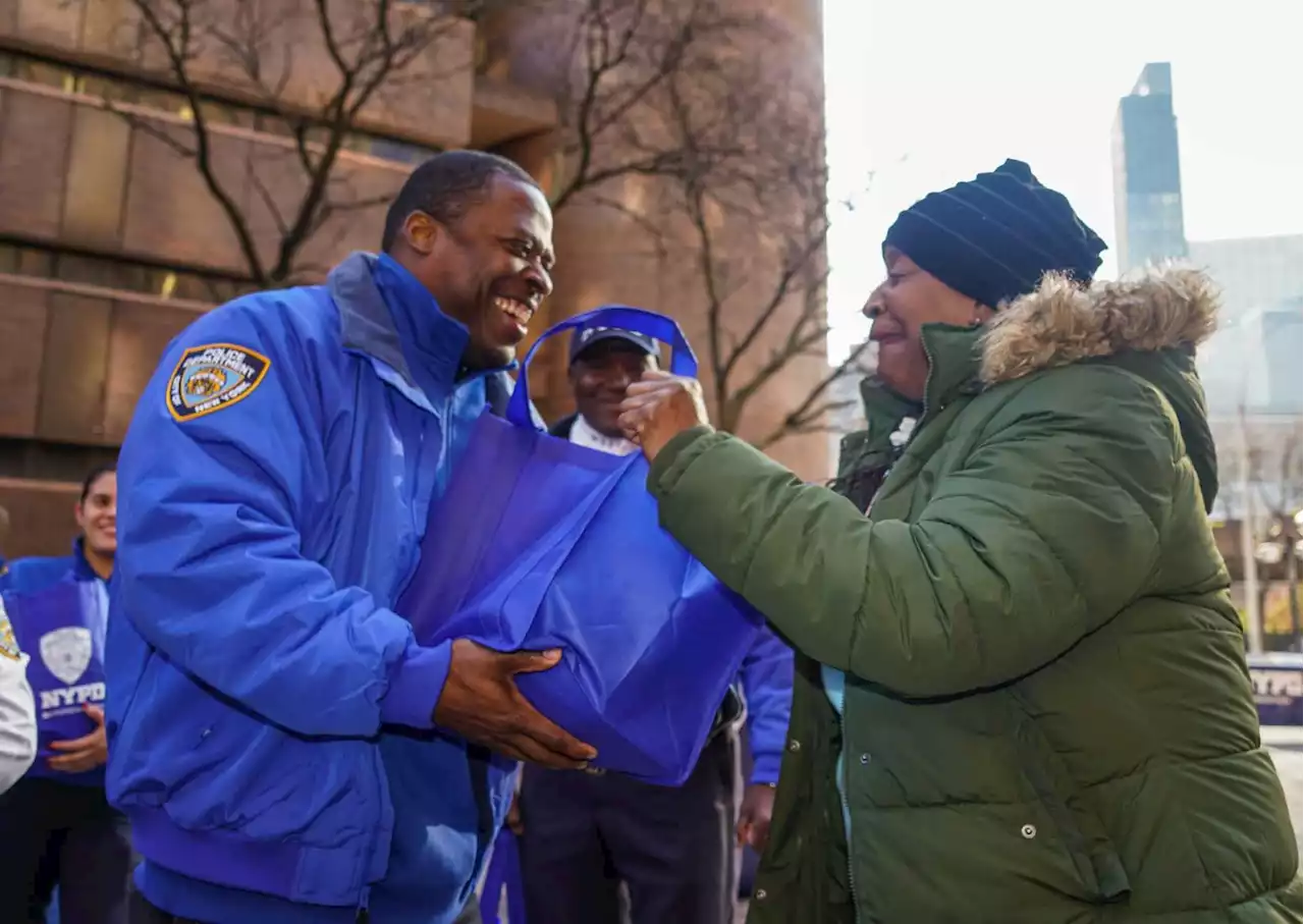 NYPD top brass distribute 1,000 turkeys outside of police headquarters for Thanksgiving | amNewYork