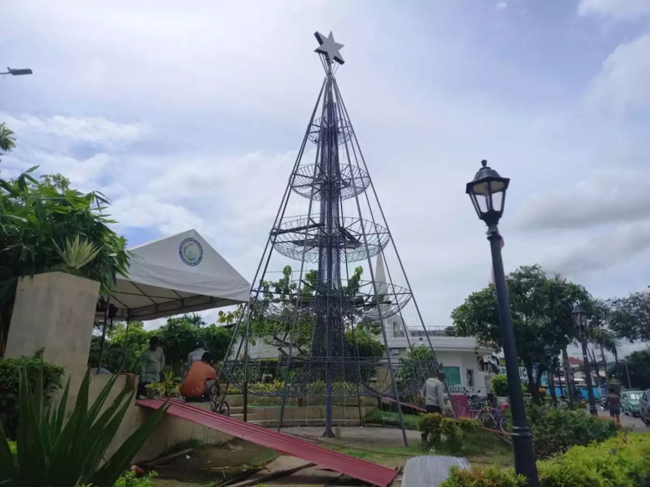 Mandaue continues to work on giant Christmas tree, decorations, eyes Dec. 1 tree lighting ceremony