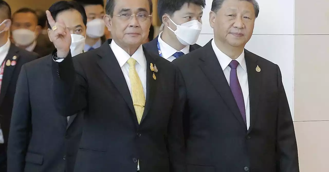 WATCH: Awkward moment Xi Jinping refuses to shake Thai prime minister's hand