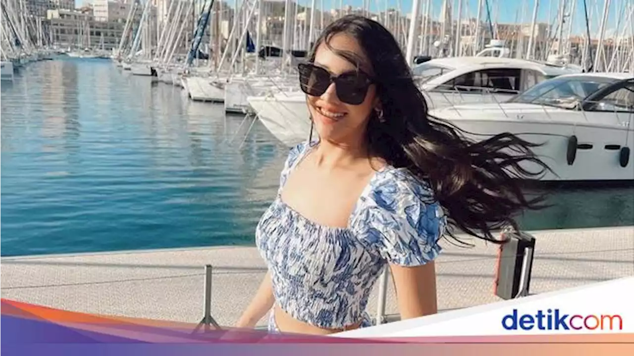 Gaya Anya Geraldine Pamer Foto Tanpa Makeup & Filter Pakai Kaos Bolong