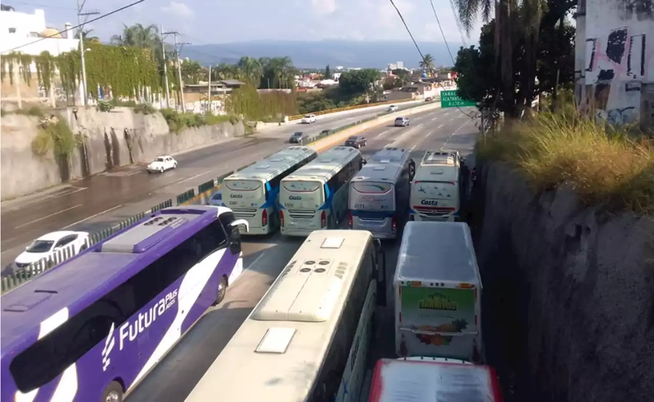 Registran fila kilométrica en Paso Exprés de Cuernavaca por bloqueo de maestros en pleno puente