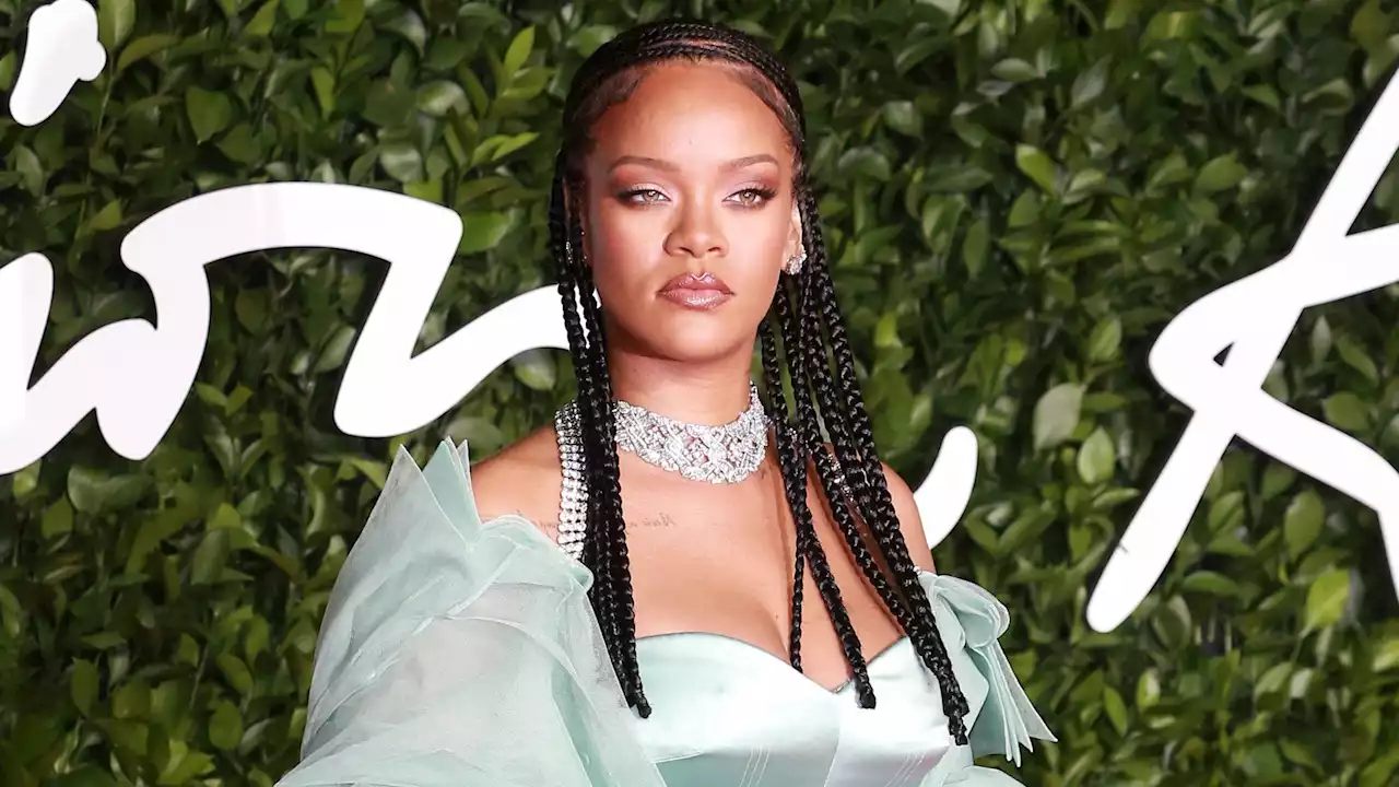 Rihanna dévoile son fessier dans un déshabillé complètement ouvert dans le dos : ses fans en PLS - Grazia