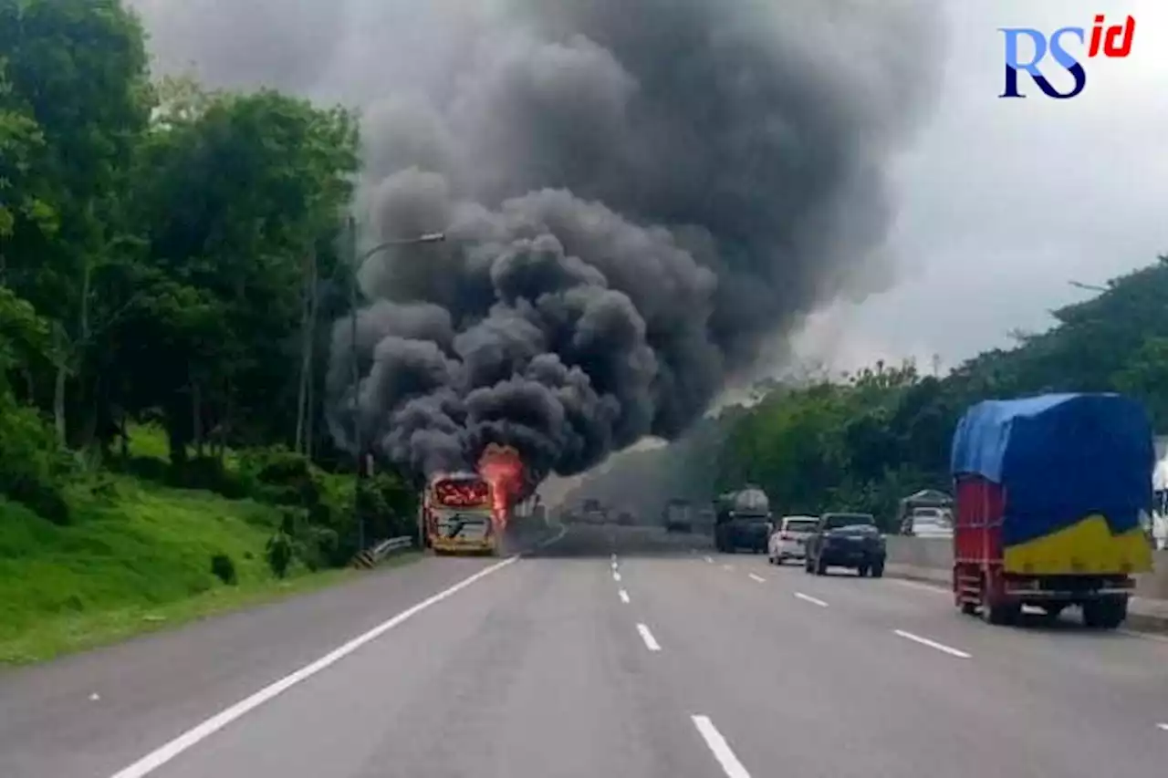 Bus Pariwisata Hangus Terbakar di Tol Krapyak