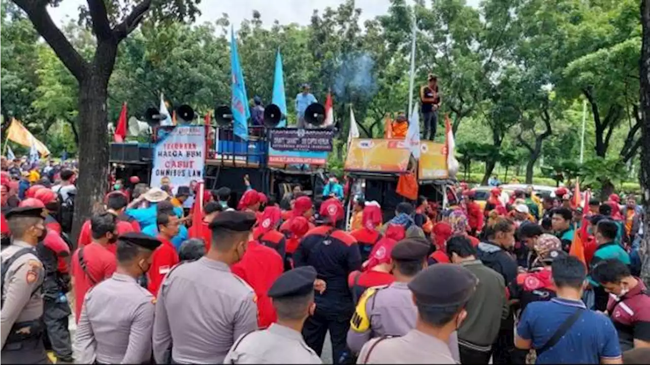 Buruh Demo di Depan Balai Kota DKI, Minta Heru Naikkan UMP 2023 Sebesar 13 persen