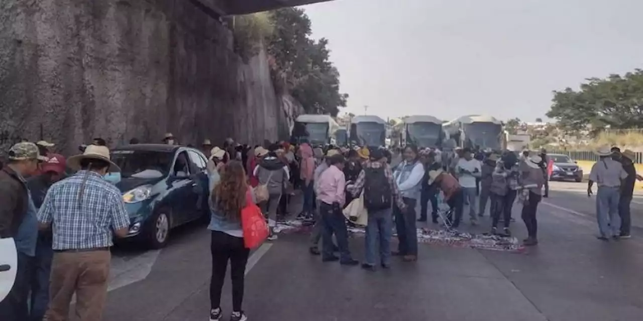 Maestros de Guerrero bloquean la autopista México-Cuernavaca