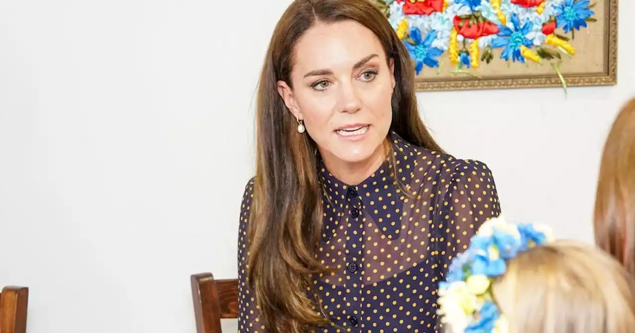 La robe à pois, légère et transparente, de Kate Middleton lors d'une visite aux réfugiés ukrainiens