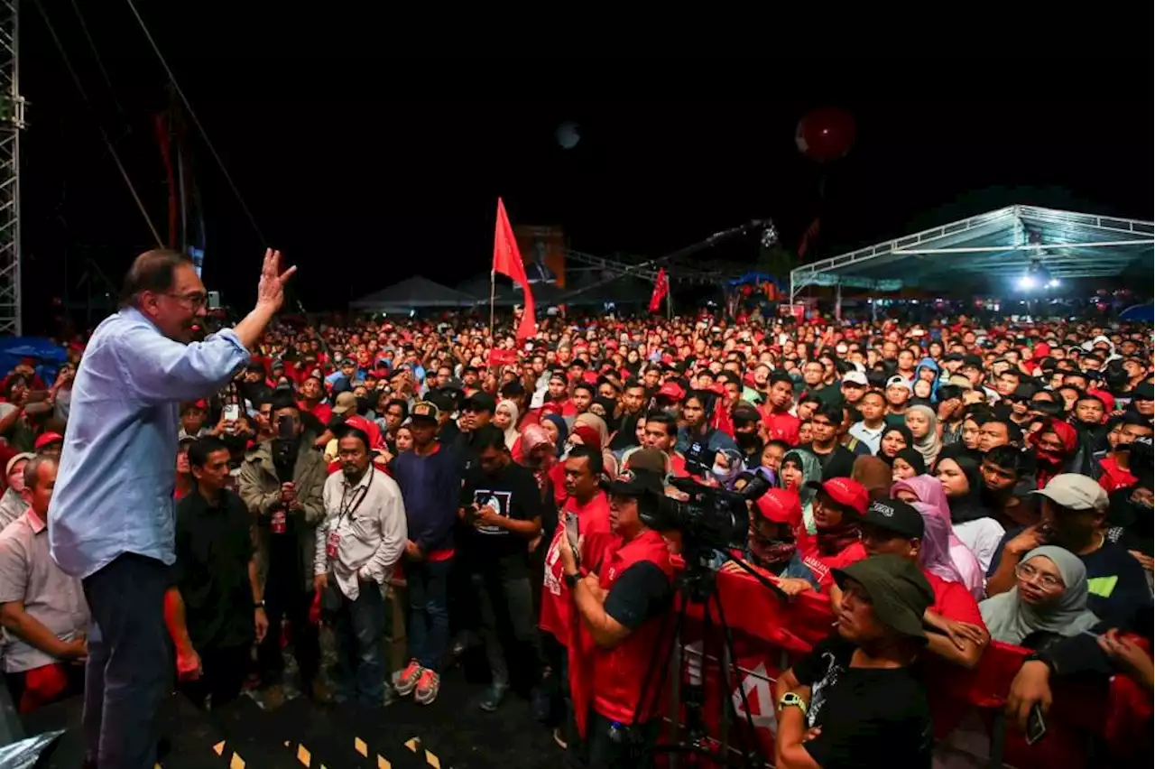 Thousands brave rainstorm to watch Anwar make final Pakatan pitch for GE15