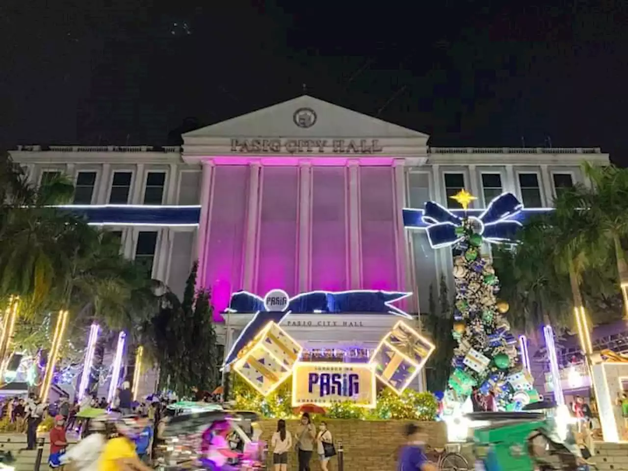 Pasigueños illuminate city hall to usher in Christmas season