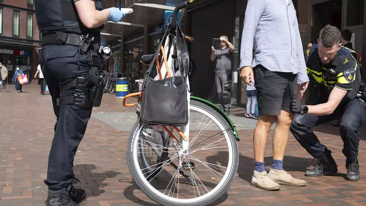 Amsterdam stopt met preventief fouilleren na onbevoegde controles