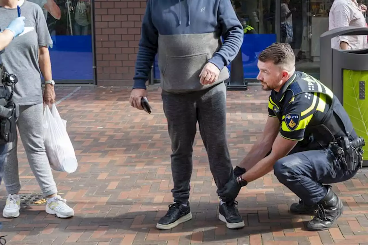 Proef preventief fouilleren per direct stopgezet om onbevoegde wapencontroles: ‘zeer ernstig’