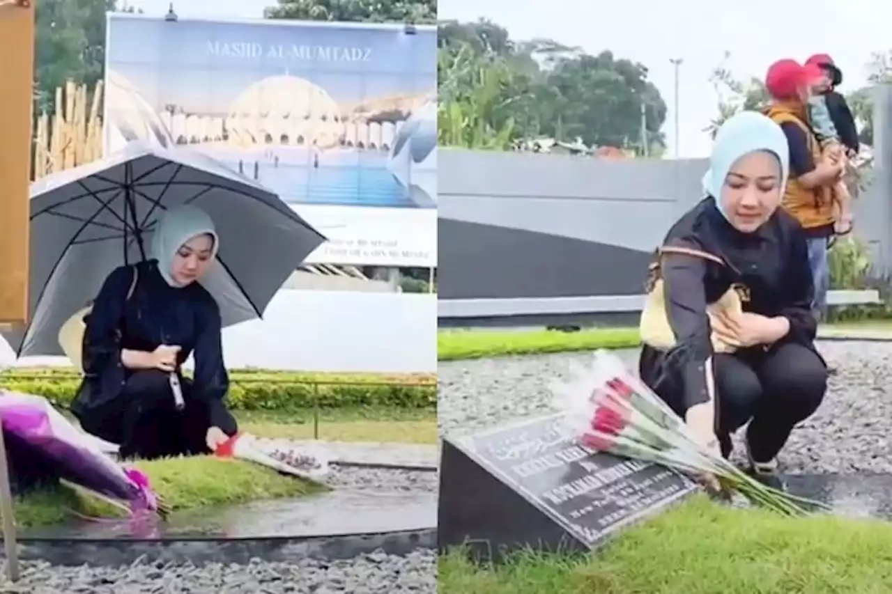 Mimpi Eril Minta Mawar Merah, Atalia Praratya Langsung Ziarah ke Makam sang Anak - Pikiran-Rakyat.com