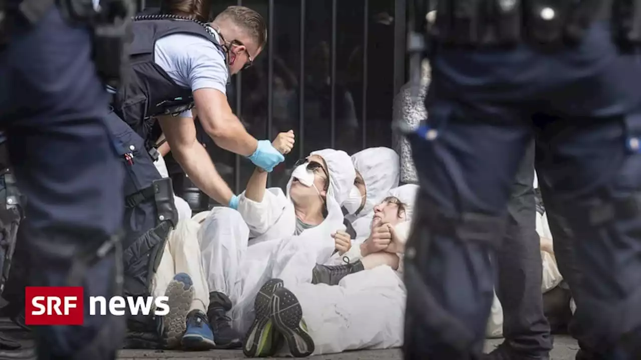 Sitzblockade vor Credit Suisse - Zürcher Gericht erhöht Strafe für Klima-Protest