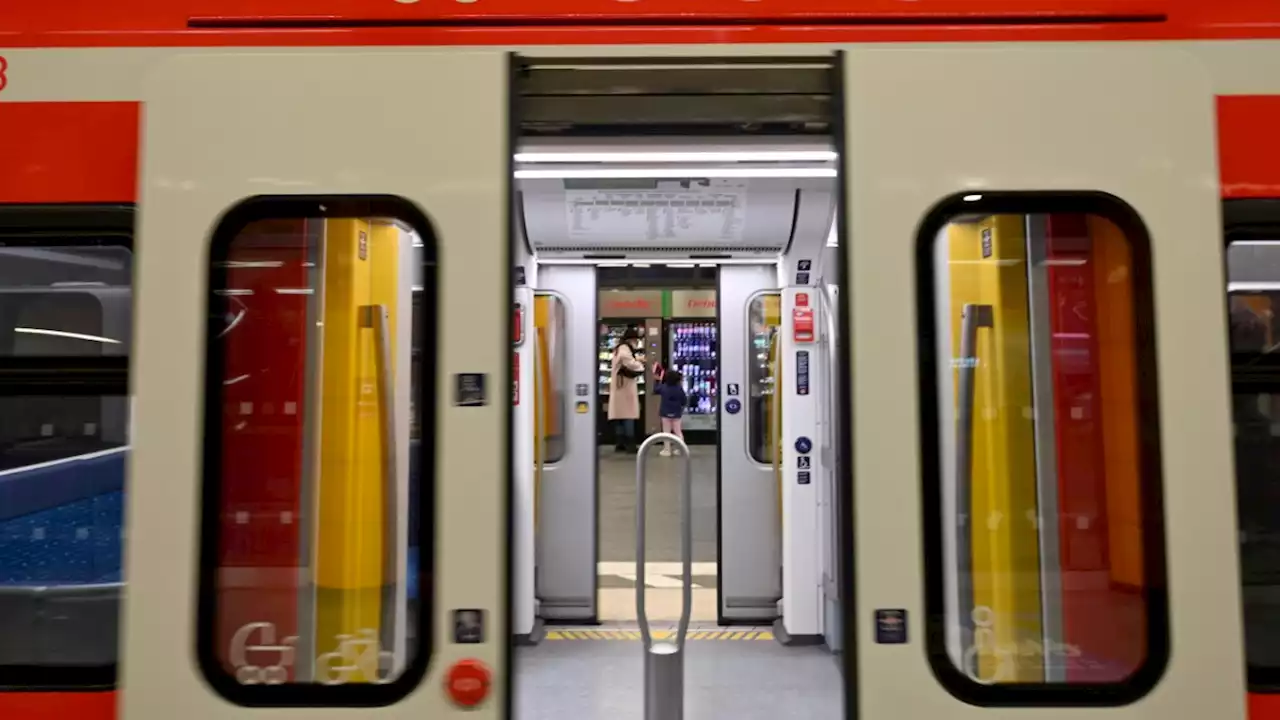 S-Bahn-Unfall in München: Polizei muss Gaffer zurückhalten