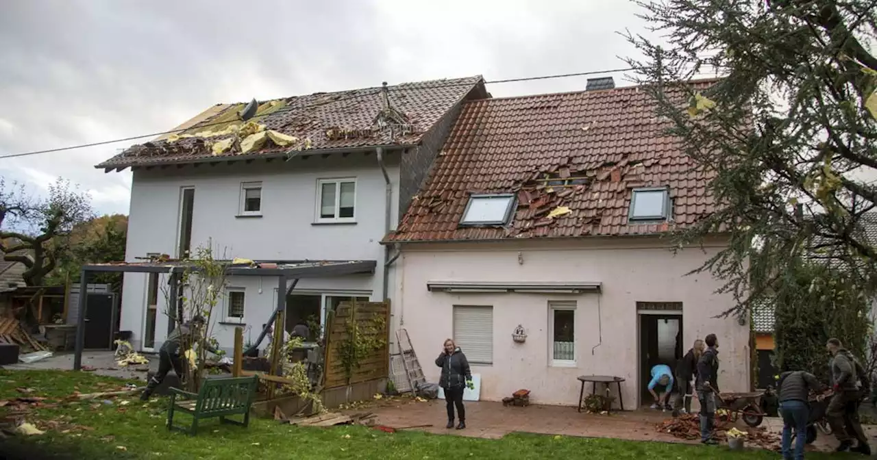 „Bäume wurden wie Streichhölzer durch die Luft geschleudert“: Nach Tornado in Urexweiler: zerstörte Häuser, beschädigte Fahrzeuge und die Feuerwehr war bis tief in die Nacht im Einsatz (Fotos & Video)