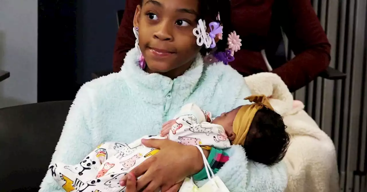 Girl, 10, helps her mom deliver a baby at home