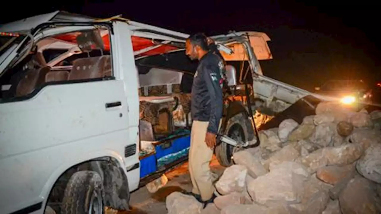 Minibus accident kills over a dozen, mostly children, in southern Pakistan