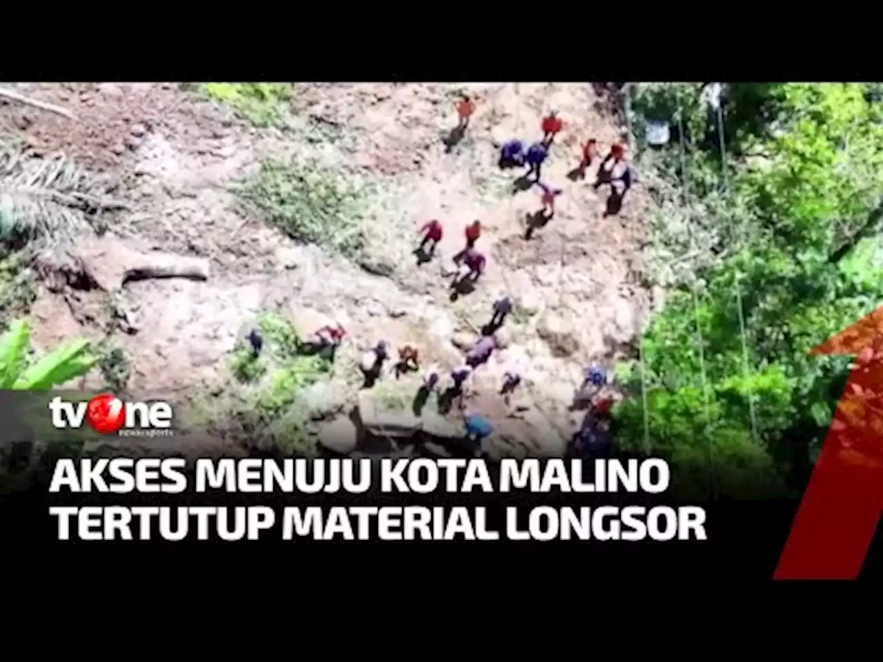 Jalan Poros Menuju Malino Gowa Lumpuh Total Tertimbun Longsor - tvOne