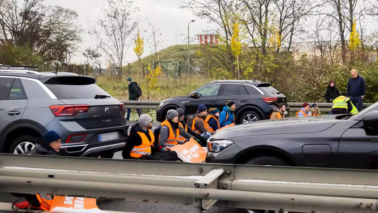 Berlin: Klimaaktivisten blockieren Autobahn zum Flughafen