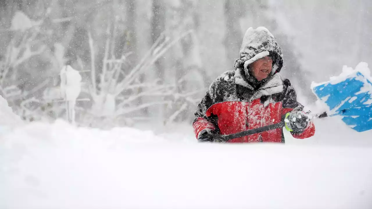 'Crippling,' deadly storm pounds Buffalo metro area with 5 feet of snow