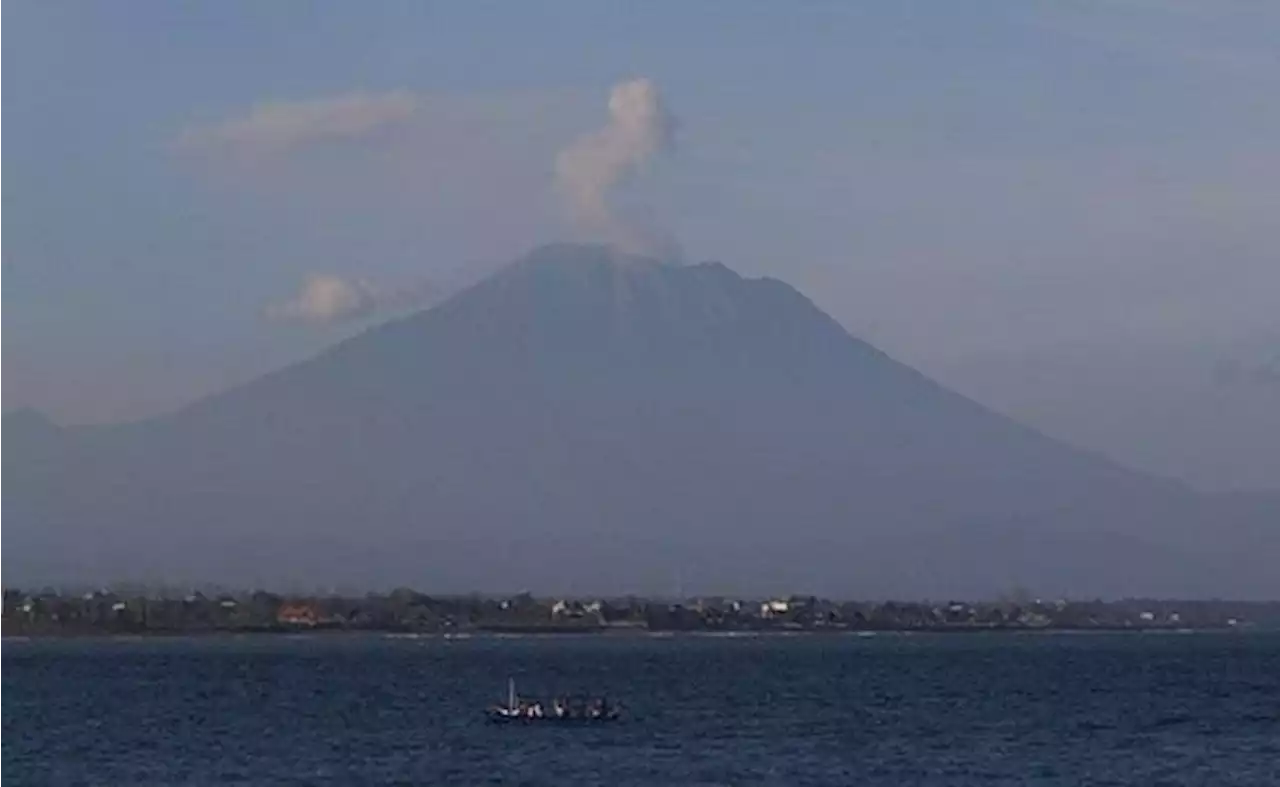 Pujawali di Pura Pasar Agung, Pendakian Gunung Agung Dilarang