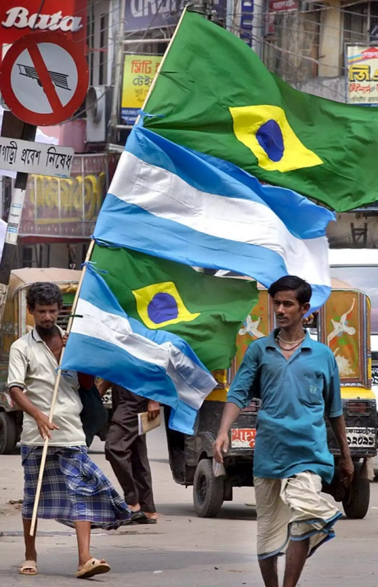 Copa do Catar: Rivalidade Brasil x Argentina opõe torcedores em Bangladesh; vídeos