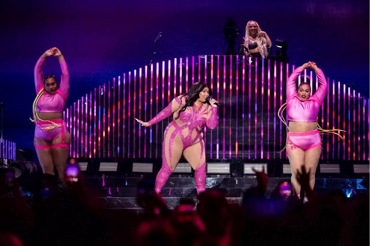 Lizzo surprises fans with Missy Elliot and Cardi B at Kia Forum show