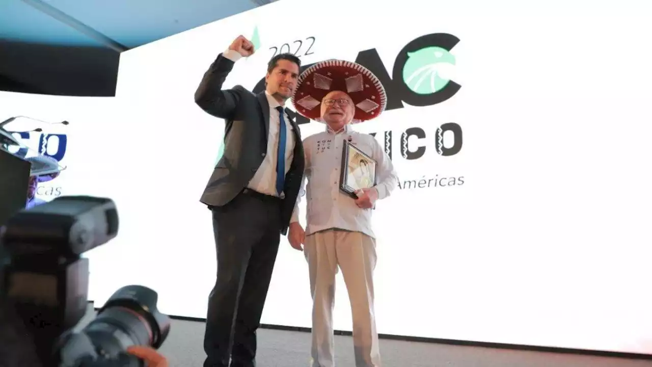 Arman conservadores foro aquí... y critican a AMLO