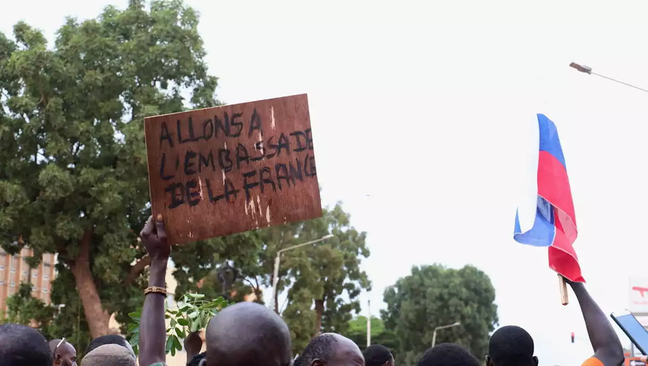 A Ouagadougou, face-à-face tendu devant l’ambassade de France