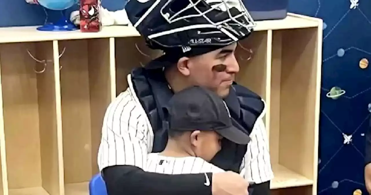 José Treviño sorprende en escuela vestido de catcher de Yankees