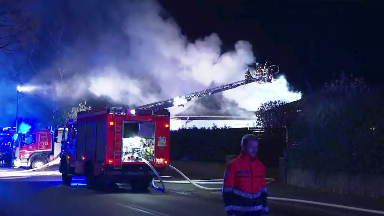 Hamburg: Dach in Flammen – stundenlange Löscharbeiten der Feuerwehr